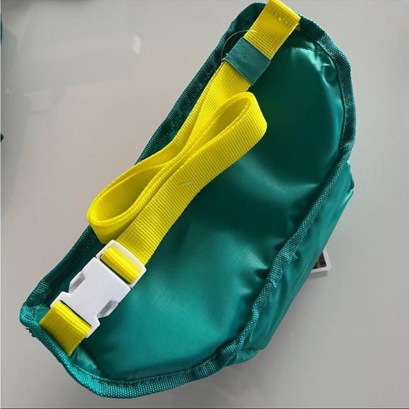 Igloo• 90s Retro Collection Fanny Pack Portable Cooler - Picture 11 of 13